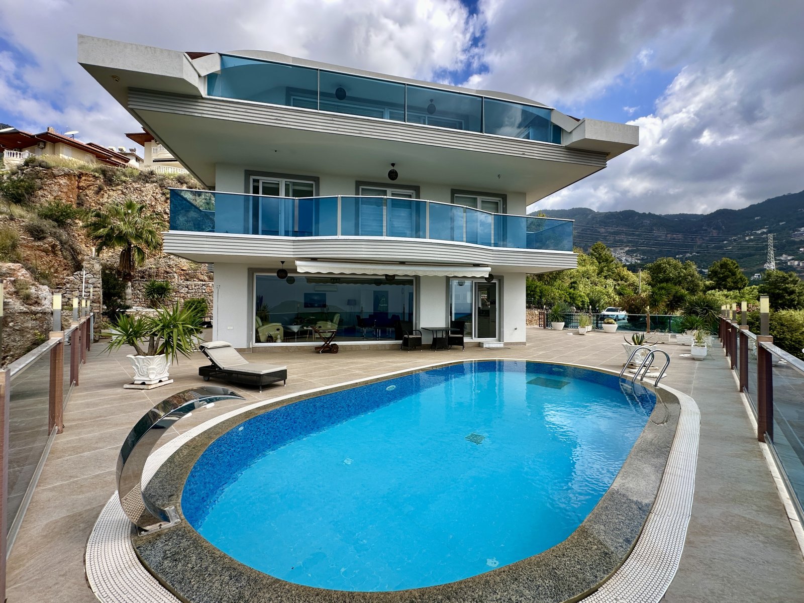 Furnished 4+1 Villa for Sale in Alanya | 400 m² with Sea, Castle & Mountain Views