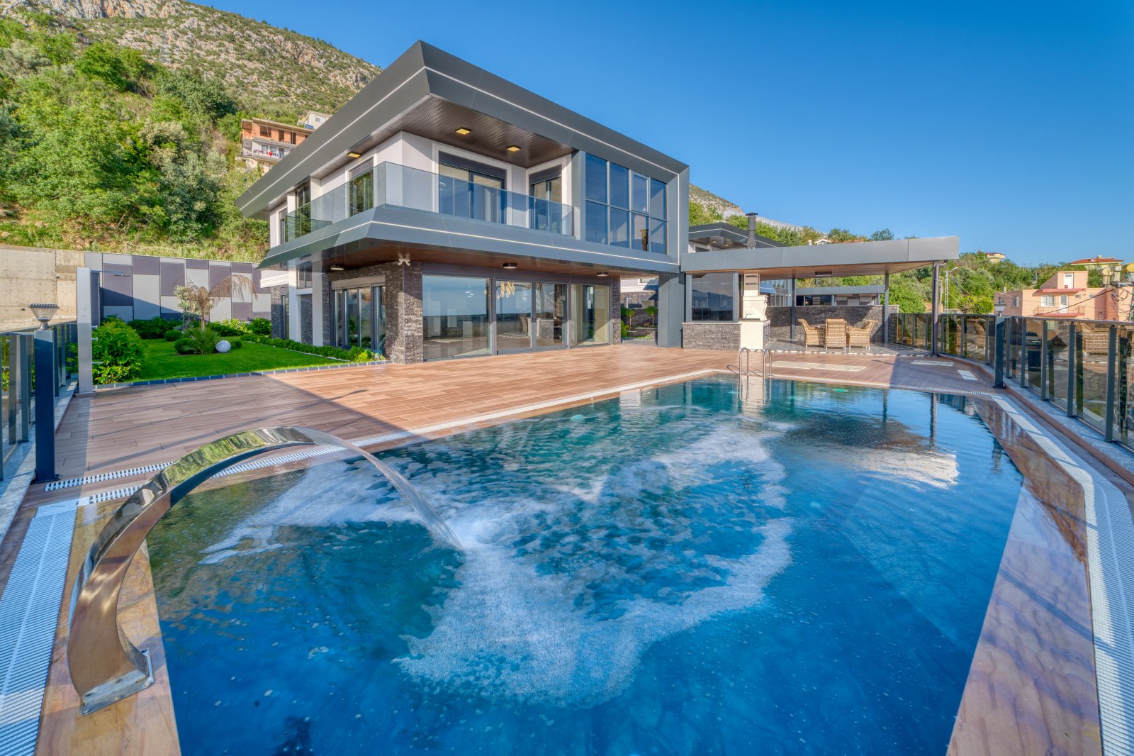4+1 Sea & Castle View Villa for Sale in Kestel Yaylalı, Alanya | Citizenship Suitable